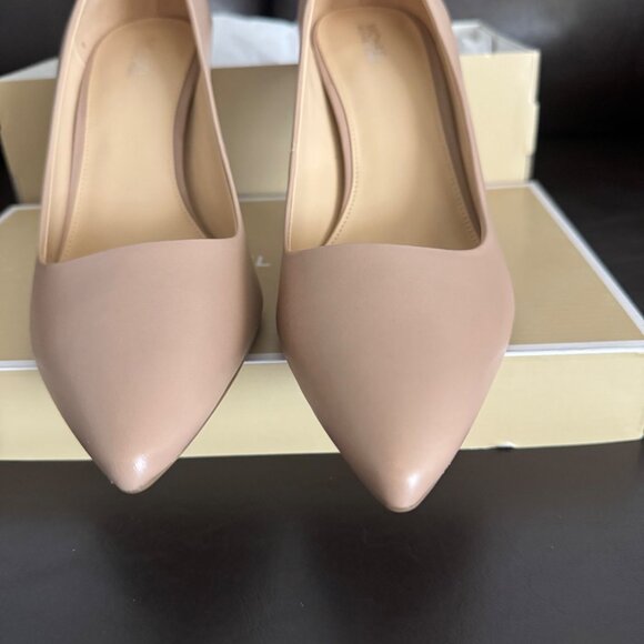 Michael Kors Dorothy flex pump  Leather Pointed-Toe Heels MK Logo Size 6.5M khak - Picture 7 of 11